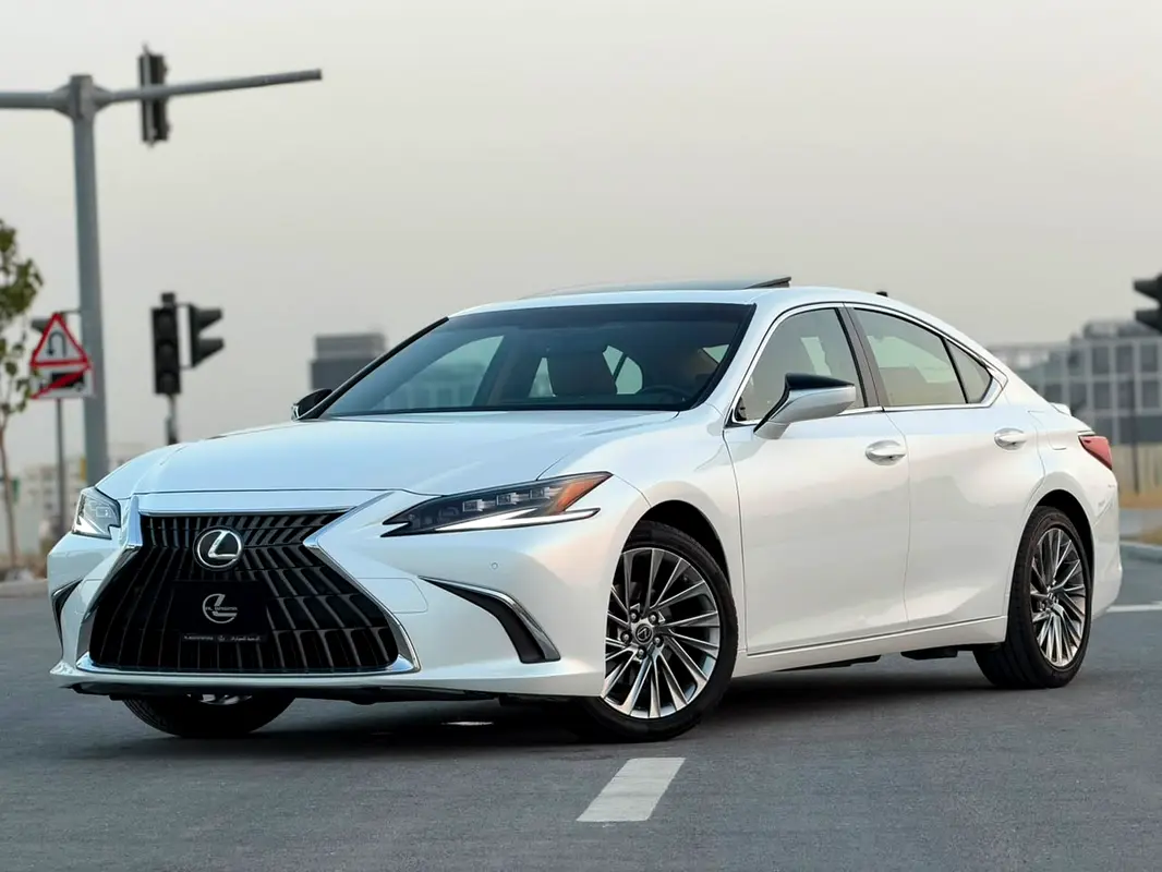 Lexus ES-Series 2023 — photo 1 of 11