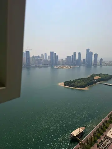 🏡 للايجار في الشارقة – المجاز 1 🌊  ✨ شقة مميزة بإطلالة مباشرة على البحر  🔹 غرفتين وصالة واسعة 🔹 غرفتان ماستر 🔹 3 حمامات 🔹 بلكونة 🔹 غرفة غسيل 🔹