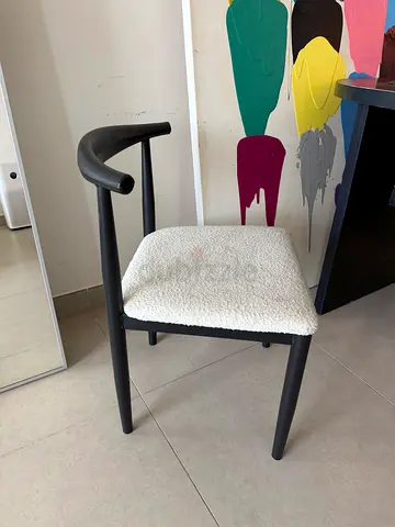 Black frame set of 4 chairs with white boucle seat