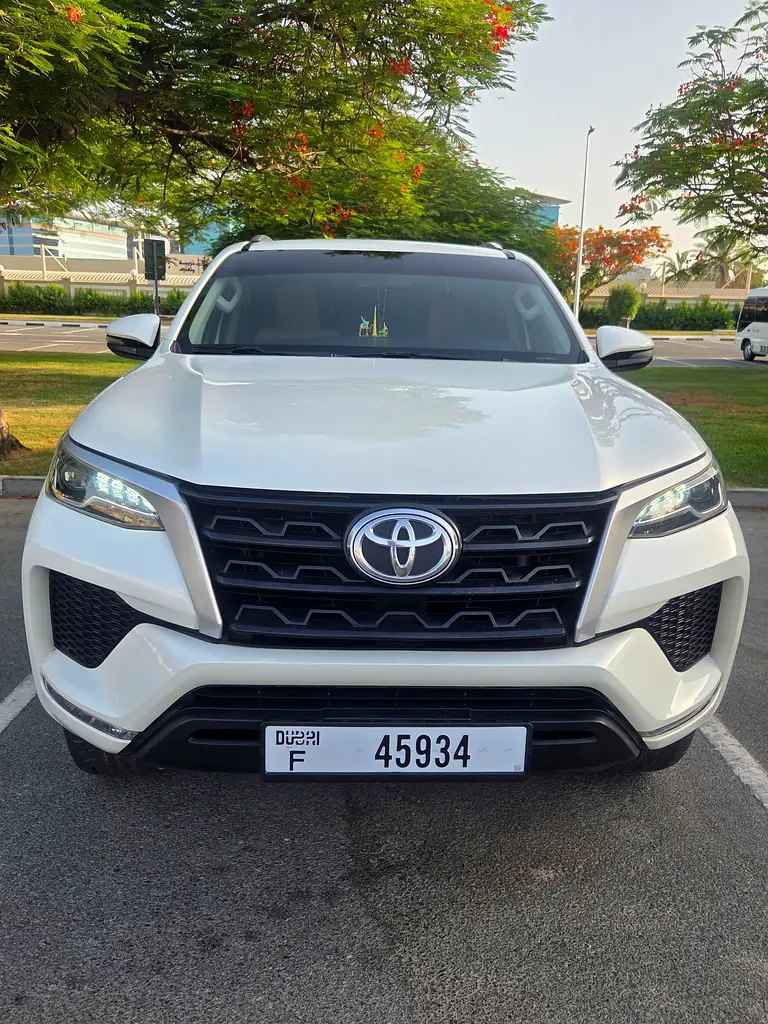 Toyota Fortuner 2021 — photo 1 of 17
