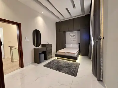 فيلا فاخره 5 غرف نوم غرفة خادمة 3 مطابخ مساحات واسعة تقسيمات عملية ومريحة