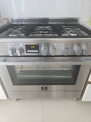 Electrolux EKG9241Z7X Gas Cooker 7mths old as good as new under warranty from Sharafdg. Barely used.