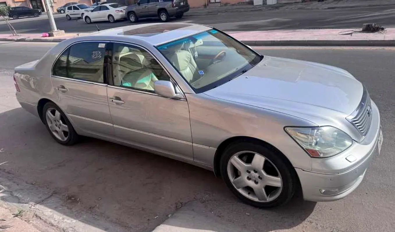 Lexus LS-Series 2004 — photo 1 of 4