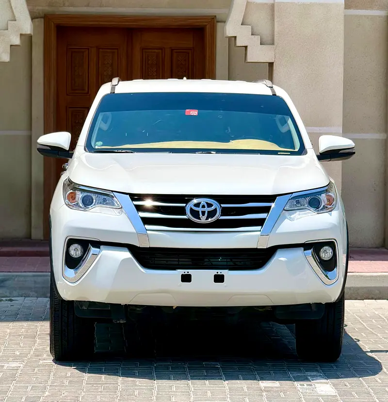 Toyota Fortuner 2018 — photo 1 of 12