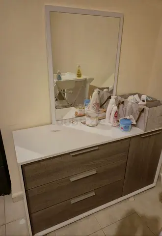3-drawer dresser with mirror - wood finish, good condition