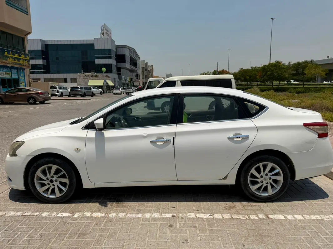Nissan Sentra 2015 — photo 1 of 4