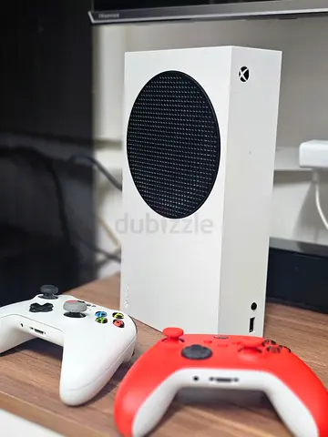 Xbox Series S console with 2 controllers - Excellent condition