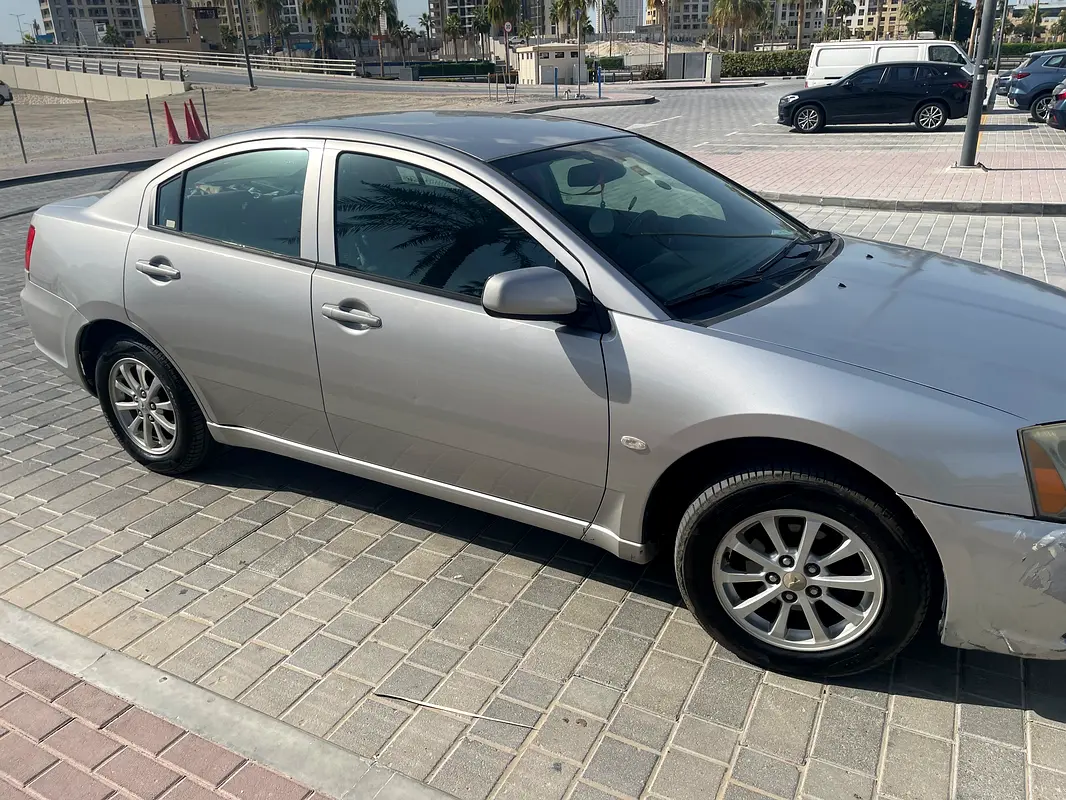 Mitsubishi Galant 2009 — photo 1 of 3