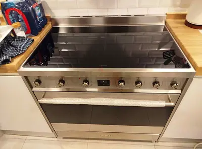 Smeg 5 burners induction cooking range Sam like new condition 90cm