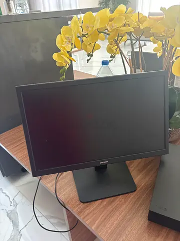 24-inch Samsung LED Computer Monitor with Stand - Good Condition with HDMI CABPE