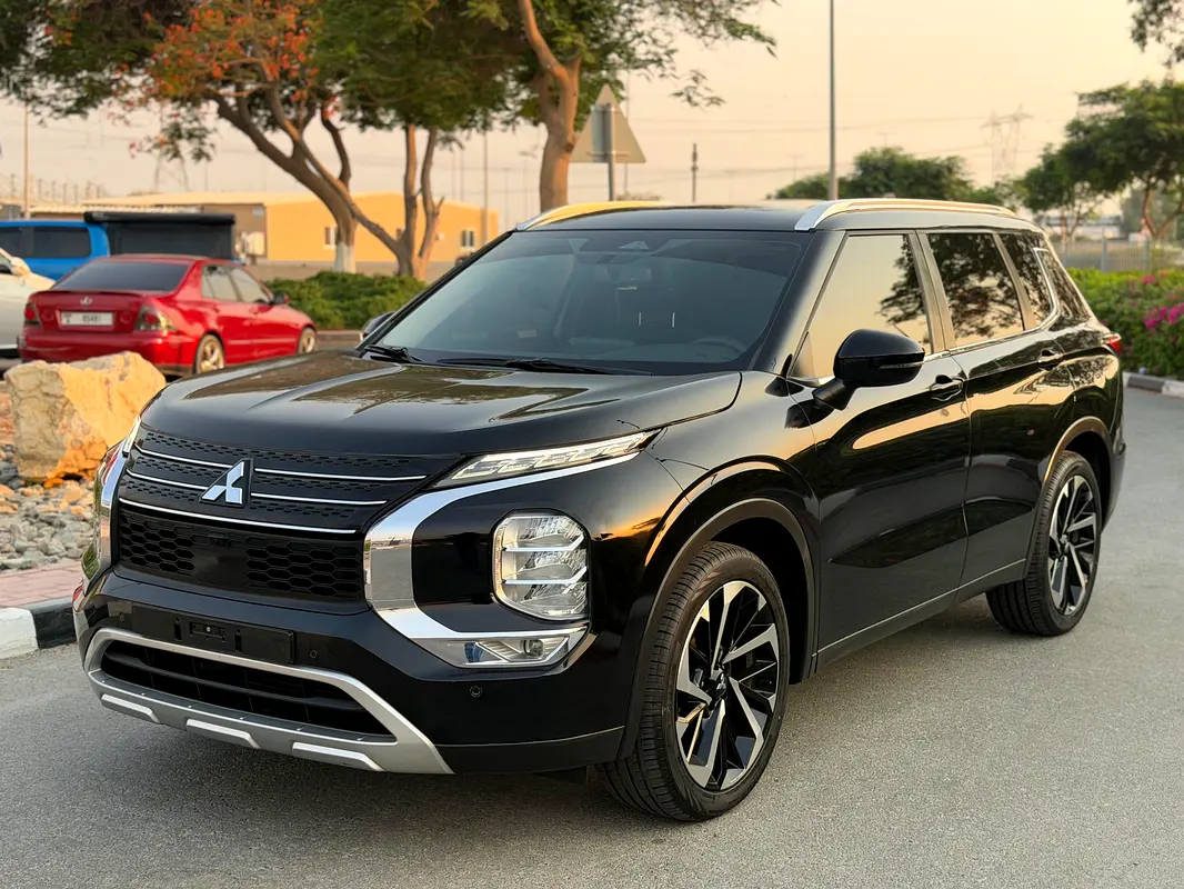 Mitsubishi Outlander 2024 — photo 1 of 16