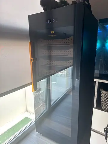 Cigar humidor