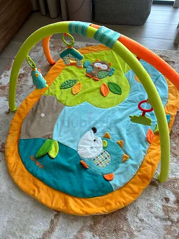 Baby play gym mat with hanging toys