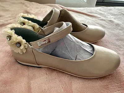 Beige Mary Jane girls shoes with floral heel detail - size 36