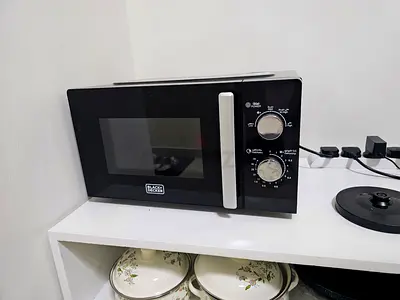 BLACK+DECKER Microwave Oven, 20L, 700W - Flawless Working Condition