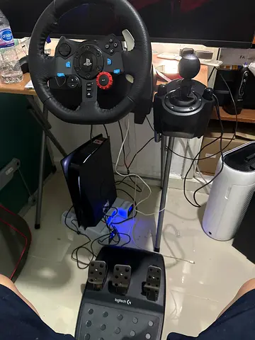 Ps5 + g29Logitech racing wheel with pedals and shifter (PC/PlayStation compatible)