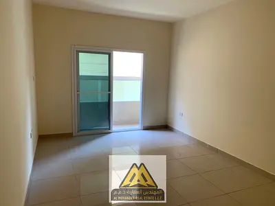 شقة واسعة ومريحة للعائلات، تتميز بصالة منفصلة وغرف ماستر مع خزائن حائط، بالإضافة إلى بلكونة وتكييف مركزي، مع توفر باركن ترابي واسع أمام البناية.