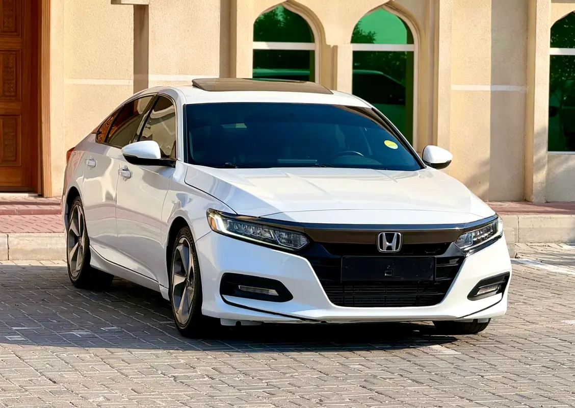 Honda Accord 2020 — photo 1 of 15