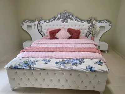 Bed King Size luxury Bedroom Set | Touch sensor Head boards | Excellent Condition
