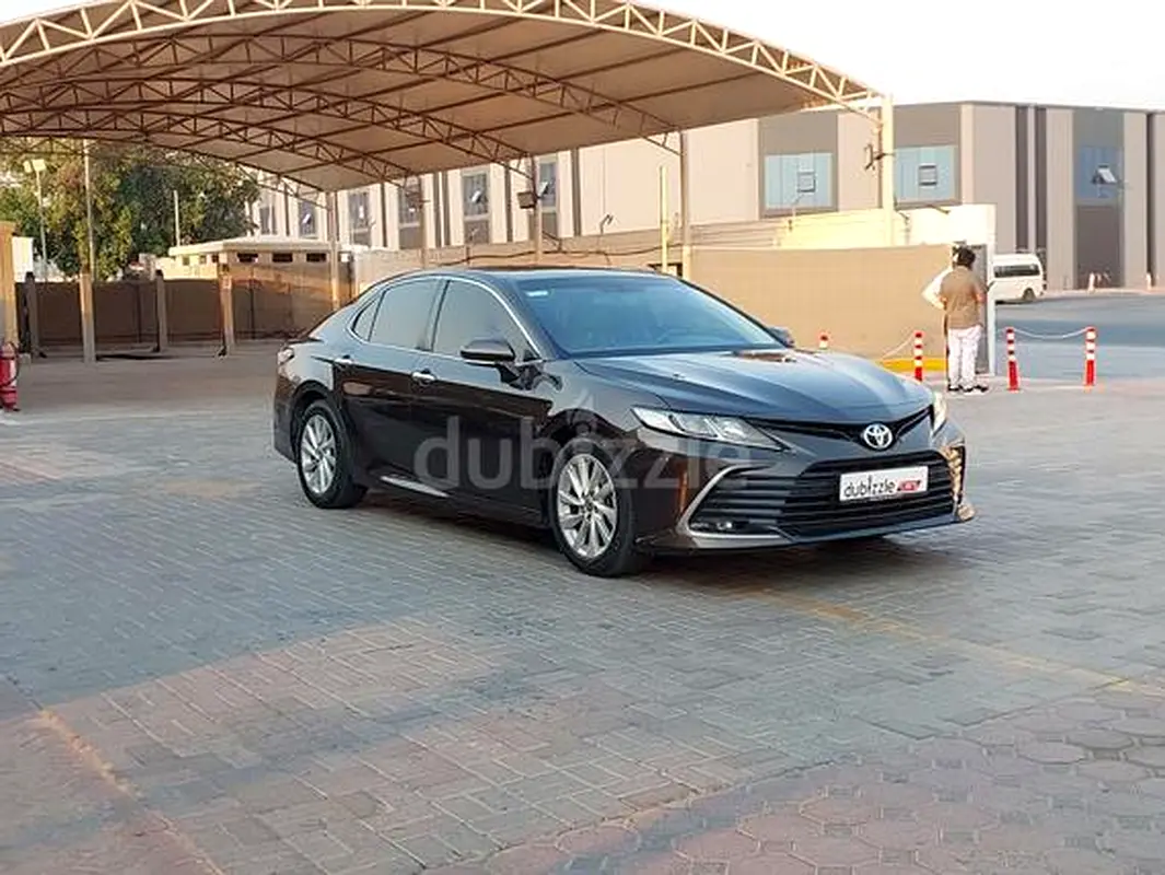 Toyota Camry 2023 — photo 1 of 13