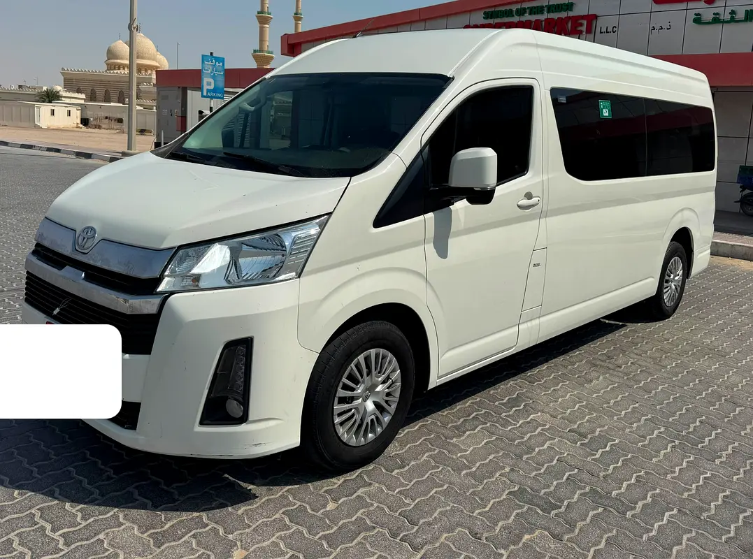 Toyota Hiace 2023 — photo 1 of 10