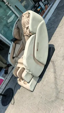 Full-body electric massage chair in beige - good condition
