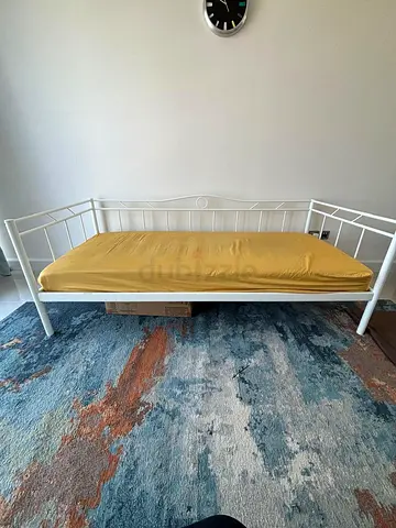 White Metal Daybed Frame with Slatted Base (Single) - Good Condition without mattress