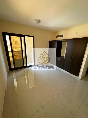 غرفتين وصاله ايجار سنوى مع خزائن بالحائط بالنعيميه