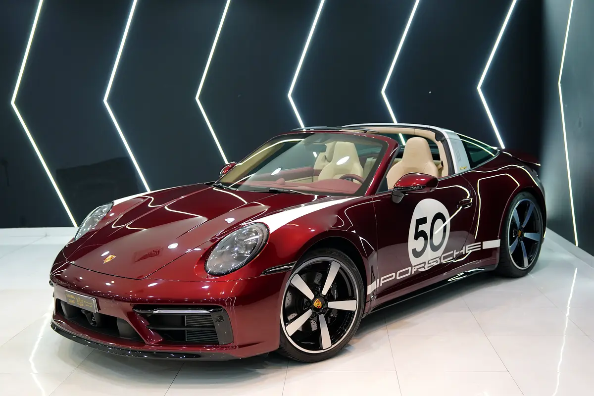 Porsche 911 2021 — photo 1 of 20