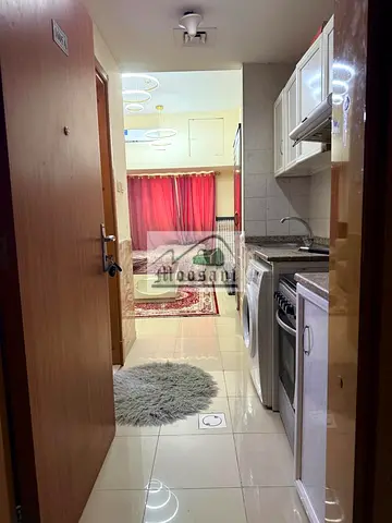 استوديو مفروش مع حمام كامل الحجم متاح للإيجار بسعر 2500 درهم إماراتي شهريًا في برج لؤلؤة عجمان