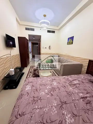 استوديو مفروش مع حمام كامل الحجم متاح للإيجار بسعر 2500 درهم إماراتي شهريًا في برج لؤلؤة عجمان