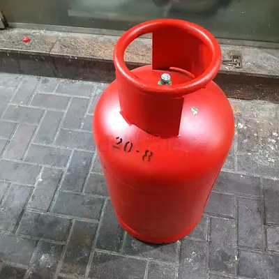GAS CYLINDER MEDIUM SIZED 22KG FULL GAS NEW EMIRATES GAS COMPANY CYLINDER DUBAI WITH REGULATAR AND P