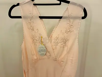 Nightgown 100%silk and hand embroidered (size 36-38)