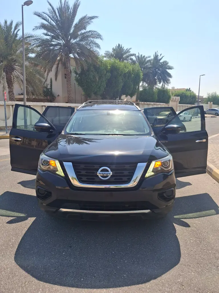 Nissan Pathfinder 2020 — photo 1 of 10