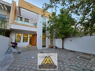 فيلا في موقع استراتيجي عائلي هادئ بمنطقة الياسمين في إمارة عجمان. تتميز الفيلا بعمر بناء حديث (3 سنوات فقط) وتوفر كهرباء بتعرفة المواطن