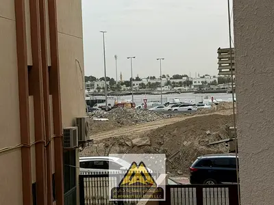 بلكونة | موقع مميز في شارع الميناء مقابل سوق السمك | مساحة مناسبة | قريب من جميع الخدمات | سهل الوصول إلى الشارقة ودبي | سكن عائلي | سعر اقتصادي