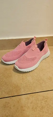 Lightweight slip-on pink knit sneakers, new