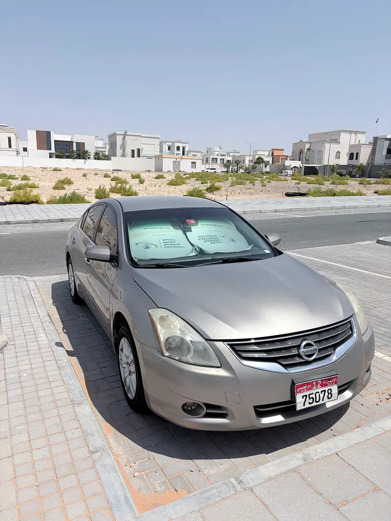 Nissan Altima 2012 — photo 1 of 8