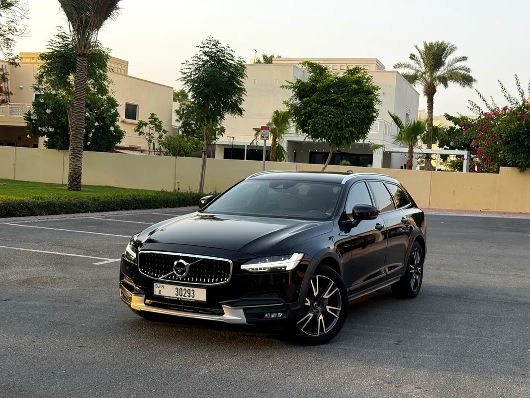 Volvo V-Class 2018 — photo 1 of 11