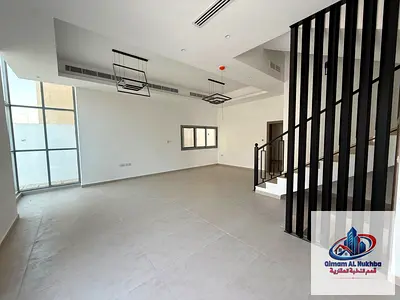 فيلا للإيجار بالحوشي، 5 غرف ماستر مع خزائن، صالة واسعة وحمام ضيوف ومطبخ وباركينج سيارات. الإيجار 150,000 درهم، 4 دفعات.