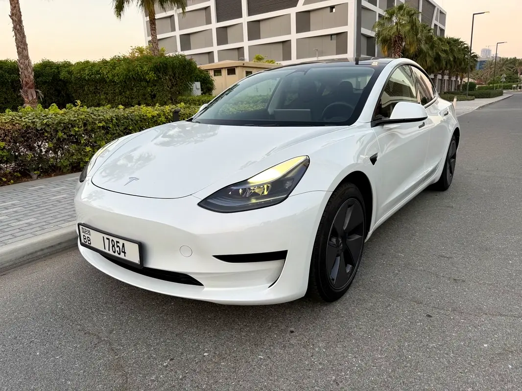 Tesla Model 3 2023 — photo 1 of 20