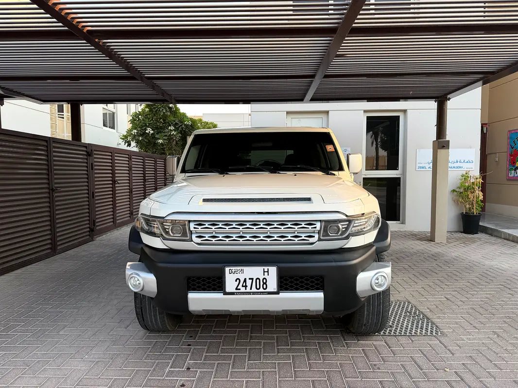 Toyota FJ Cruiser 2013 — photo 1 of 12