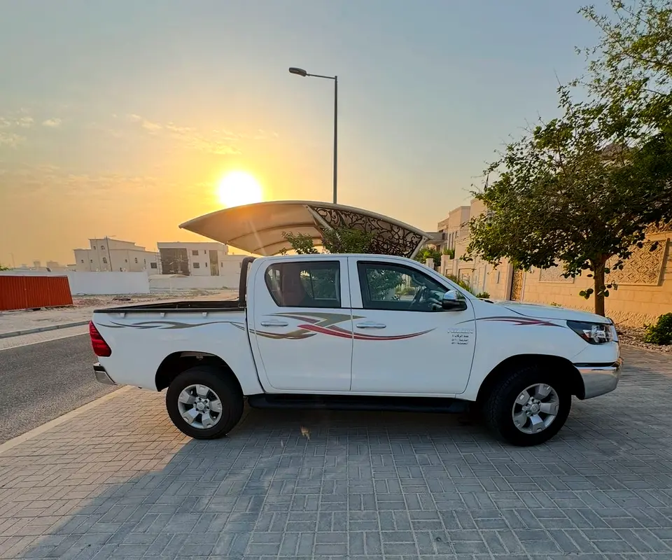 Toyota Hilux 2025 — photo 1 of 6
