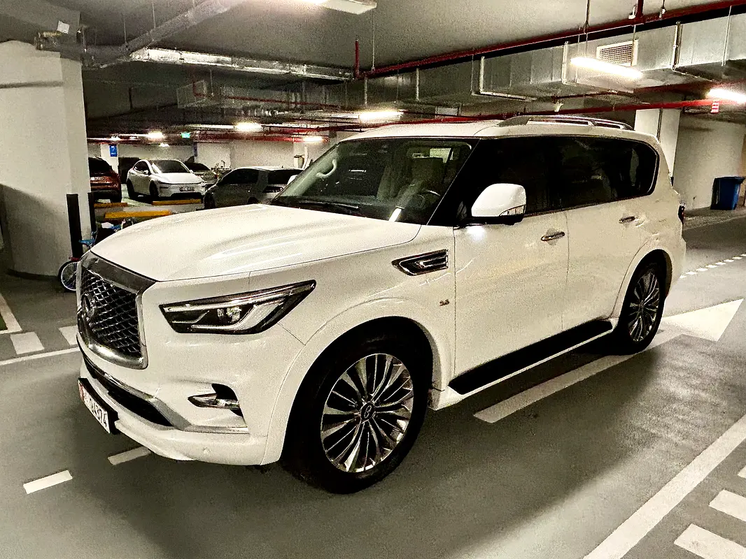 Infiniti QX80 2019 — photo 1 of 20