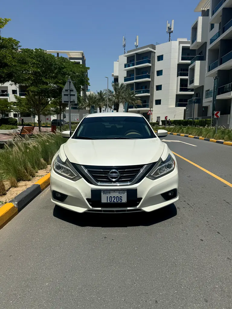 Nissan Altima 2018 — photo 1 of 16