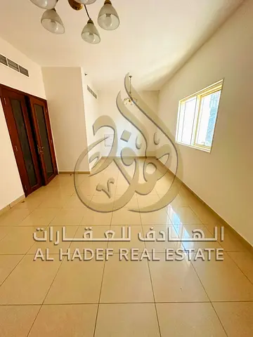 متاح في الشارقه منطقه المجاز 3 غرفتين وصاله مع خزائن حائط وغرفه ماستر مع جيم وباركن وتكييف مجاني