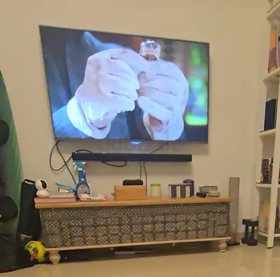 Samsung 32” Smart TV + Bose Soundbar – Excellent Condition