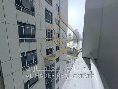 شقة غرفتين وصالة للإيجار في التعاون أول صف على الكورنيش صالة منفصلة مع موزع 3 حمامات مساحات واسعة وإضاءة ممتازة موقع حيوي قريب من جميع الخدمات والأسوا