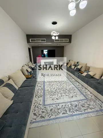 شقة مفروشة بالكامل للبيع في أبراج هورايزون الراشدية 1، مساحة 1550 قدم بإطلالة مباشرة على الخور والفرش مجاناً.