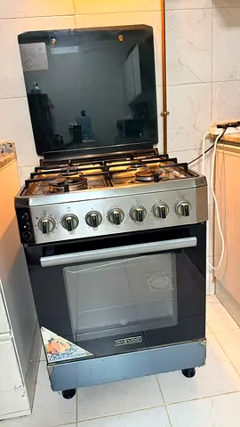 Black stainless steel freestanding gas oven with 4 burners - good condition